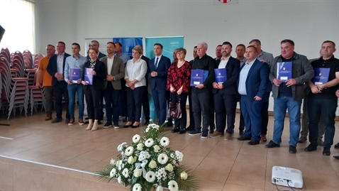 Jučer u Starom Petrovom Selu Općinskom načelniku uručeni Ugovori o financiranju projekta Zaželi i sufinanciranju projekta sanacije kolnika u Domobranskoj ulici u Donjoj Vrbi